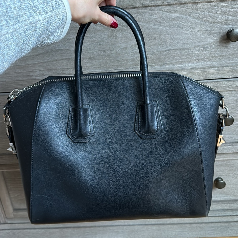 Givenchy Medium Antigona Bag in Grained Goatskin Black Leather - Picture 3 of 9